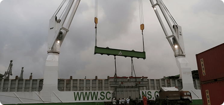 Heavy cranes hoisting break-bulk project cargo on shipping vessel